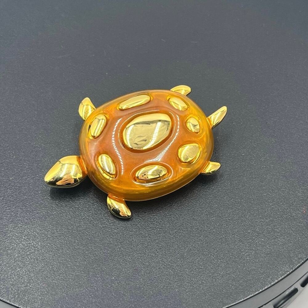 Liz Claiborne Vintage Jewelry Signed Beautiful Gold Tone Lucite‎ Turtle
Brooch